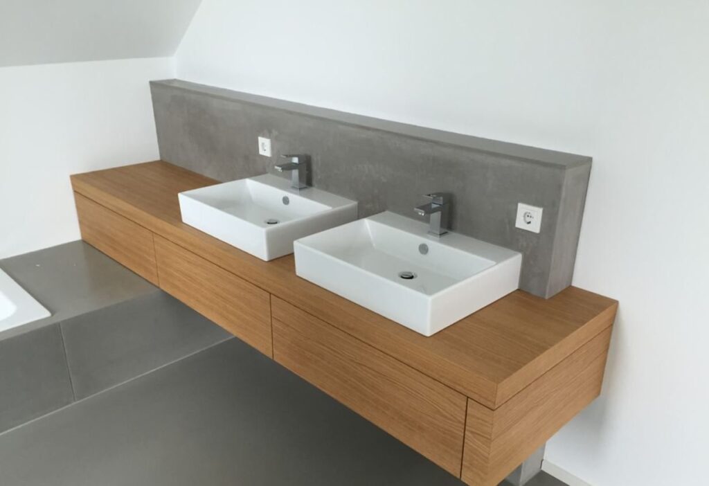 Badezimmer zwei moderne Waschbecken mit Unterschrank in Holzoptik