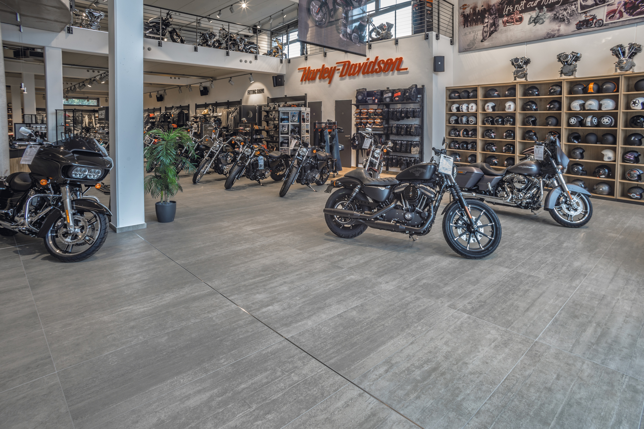 Ausstellungshalle Harley-Davidson mit Motorrädern und Motorradhelmen